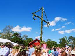 A traditional Midsummers maypole